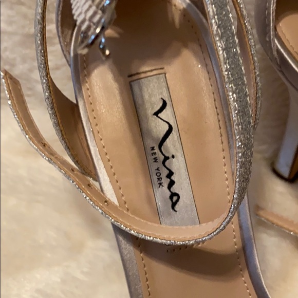 NINA SILVER SHOES SIZE 8 1/2 - Picture 3 of 4